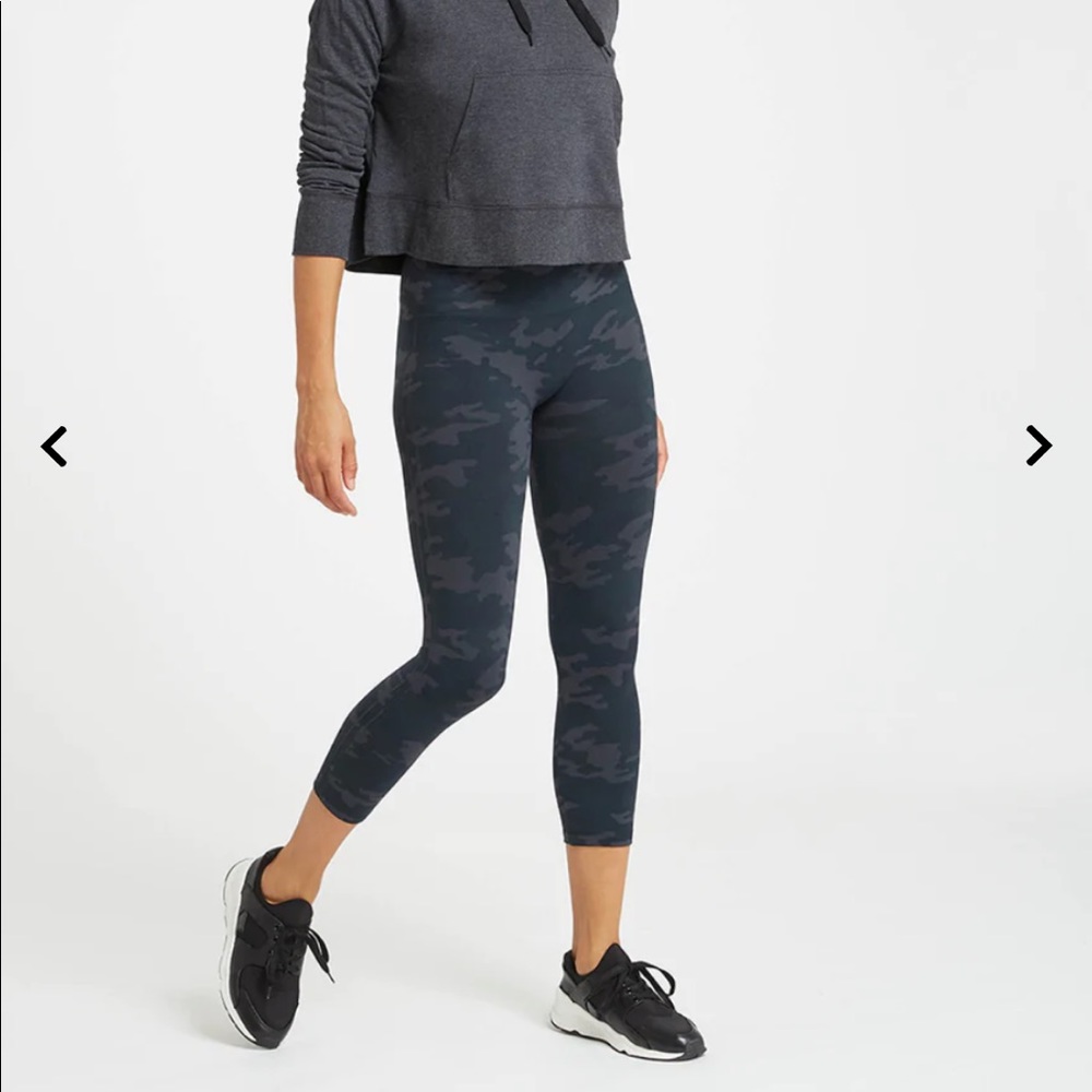 SPANX Look At Me Now Seamless Seamless Crop Leggings Black Camo Size Medium